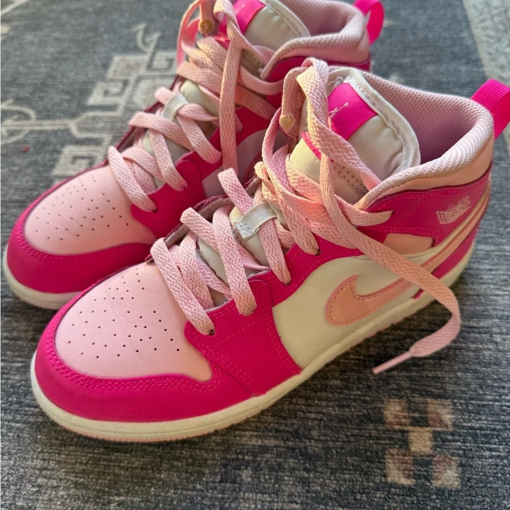 NIKE AIR JORDAN 1 MID FIERCE‎ PINK
